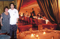 舊金山「 Shanghai 1930 」老上海酒家餐廳佈置華麗，主廚 Jason 胥耀平及總經理 Thao Beck 在廳中一角歡迎。