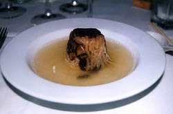 「老上海」主廚胥耀平特製扣三絲湯，每人一盆，小標題上圖是他調製的北京填鴨。