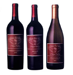 加州 Clos Du Val 酒莊○三年推出的經典系列，左兩支為 2000 年 Cabernet Sauvignon 及 Merlot 兩種紅酒，右為 2001 年 Chardonnay 白酒。