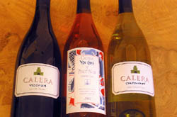 Calera 酒莊三支新出白酒，左第一支為2002 Viognier ，中為 2002 Vin Gris of Pinot Noir 、 右為 2000 Chardonnay 。其中 Viognier 此次一半停用水松塞包住瓶口，改用可以扭動的鐵蓋 screw-cap ，一反傳統。