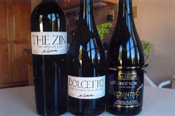 經常製作多種餐酒的 Cosentino Winery 新酒六支，全為千禧○一年紅酒，圖中三支左起為 The ZIN Zinfandel、 Dolcetto 及 Russian River Pinot Noir ，俱屬本廠招牌出品。