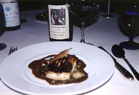時令海鮮：燒黑色海鱸加插煎脆火腿，配 Merry Edwards Pinot Noir 比露華紅酒。