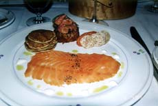 美國名廚Charles Palmer為「Aureole」餐廳設計的大西洋三文魚三味送薄餅。