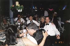 千禧○一年Napa Valley Wine Auction 晚宴一角，筆者與Mumm香檳製酒師夫婦同席共酌。