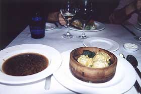 蔡明昊設計的鴨潤椎茸燒賣伴香蔥甜酒湯。