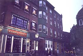 夜色矇矓中波士頓北部意大利區的「Mama Maria」意式酒家門口。