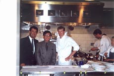 「French Laundry」餐室任Chef de Cuisine的Eric Ziebold代店主陪伴筆者，左為法籍經理。