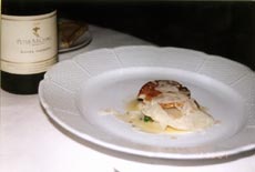 鍋燒岷州深海鮮瑤貝，加椰菜花濃漿，上面當桌刨白松露菌片。