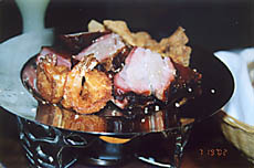 「Trader Vic's」招牌南太平洋食品前菜拼盆，包括叉燒、仰光蝦及燒排骨等。