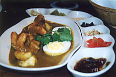 「Trader Vic's」主菜咖喱蝦，附松子及甜醬果等七種搭配。