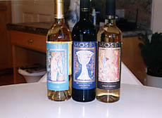 加州 Mosby 酒莊新出三種意大利葡萄品種的新酒，由左至右，是 2001 Pinot Grigio，2000 Dolcetto 及 2001 Cortese，分別根據酒味用美女圖案作商標。