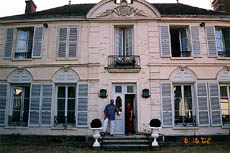 巴黎郊外四十里的 Le Clos Saint Nicolas 酒堡型美食客棧，由法國名廚 Gilbert Drouelle 夫婦主理。
