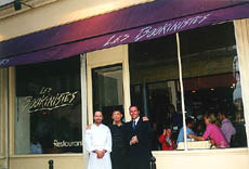 巴黎左岸河畔的熱門餐室 Les Bookinistes 主廚 William Caussimon 及經理 Jacquet Laurent 與筆者。
