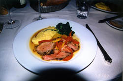 美國新烹飪發源地 Chez Panisse 最近出品的燒烤羊排及羊腰肉加炒紅椒、西蘭花和粟米粉糊。