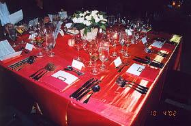 BV Vineyard 慶祝該酒莊招牌名酒 Georges De Latour Private Reserve Cabernet Sauvignon 九九年新出品，擺設華筵「紅」極一時。