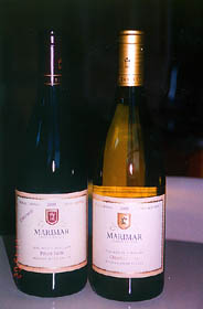 加州出產的 Marimar Torres Estate 二千年份的兩種代表作，右為 Chardonnay 白酒，左為 Pinot Noir 紅酒。