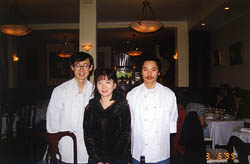 美國金山巿「 Watergate 」餐廳主廚兼合伙人 Walter 梁文聰，他的合伙人兼經理 Bebecca 關美蓮，她左面戴眼鏡的是其夫婿及甜品師 Chris 韋德榮，當時該店開張只有三個多月。