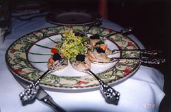 新菜：魚子舖生蠔海鮮匙。本文題花插圖為煎鮮帶子及泡龍蝦球。