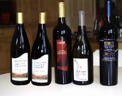 Cosentino 三種牌子的五支酒，右起為本牌「詩人」 99 The Poet Meritage 、 CE2V 牌如本文小標題上圖的 2001 Chardonnay 、 第三支是 CE2V 2000 Sangiovese 、 其餘兩支係 Crystal Valley Cellars 牌的 2001  Pinot Noir 和 Chardonnay 