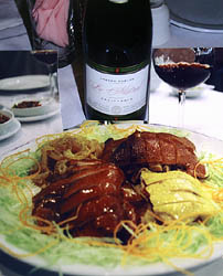 綜合六種葡萄的 Joseph Phelps 2000  Le Mistral 紅酒，配搭金山中半島富林魚翅海鮮酒家精製燒乳豬燒鴨油雞三拼
