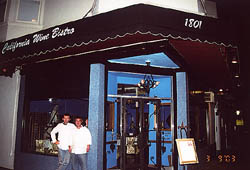 「 Lika Wine Bistro 」 股東兼主廚 Gregory Gajus 站在靠門的右邊，左側是另一廚師