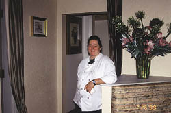 金山市中心『 Acquerello 』意式餐廳總廚及合伙東主Suzette Gresham 以北意大利新派廚藝著稱，本文小標題上圖照是她的『生牛肉薄片』前菜。