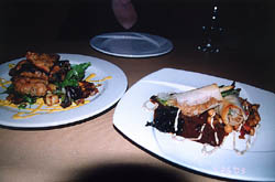 西方齋菜主廚 Eric Tucker 兩樣出品，左為鐵架燒玉米粉餅，右為法國南部形式的兩色蘆筍卷伴法意兩種野菇