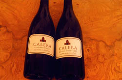 加州比露華紅酒泰斗 Calera Wine Co. 九九年份兩支 Pinot Noir ，右係1999 Jensen Vineyard Pinot Noir ，左為 1999 Reed Vineyard Pinot Noir 。