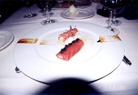 紐約「Aquavit」北歐餐廳撚手菜：「魚生捲舖鮭魚子搭什錦煙肉捲」。