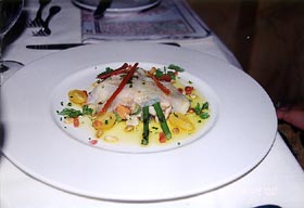 西班牙主廚Luis A. Bollo 革新傑作：「薄鱈魚片搭白豆沙律加松露菌油」。