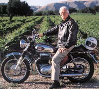  自稱酒國遊擊的加州釀酒家Daniel Gehrs嗜酒兼好電單車，常騎車遊擊葡萄田。