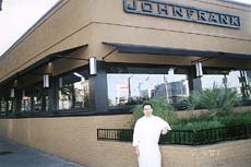 面對三邊大街的「JohnFrank」酒家大玻璃窗反映街景和總廚兼股東Lance Dean Velasquez。
