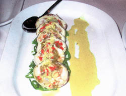 Susi 新派美國與地方大利混合菜的代表作：生醃蜆貝墊海帶加咖喱牛油結晶。