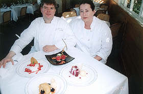 中半島「 Pisces 」海鮮餐廳總廚 Andrew Budnyj 及甜品女廚 Jennifer Archer 。