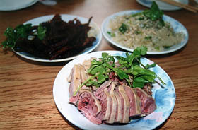 上海飽餃店擴張後，所製鹽水鴨、涼伴海蜇及酥炸鳳尾魚。