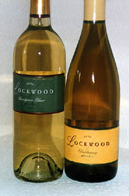 Lockwood Vineyards 千禧年份兩種新出白酒，右為 2000 Chardonnay ，左為 2000 Sauvignon Blanc 。