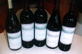 Silver Mountain Vineyards 再次發行的 99 Santa Cruz Chardonnay, 97 Alloy, 99 Zinfandel, 97 Pinot Noir 和 98 Merlot 五種酒。
